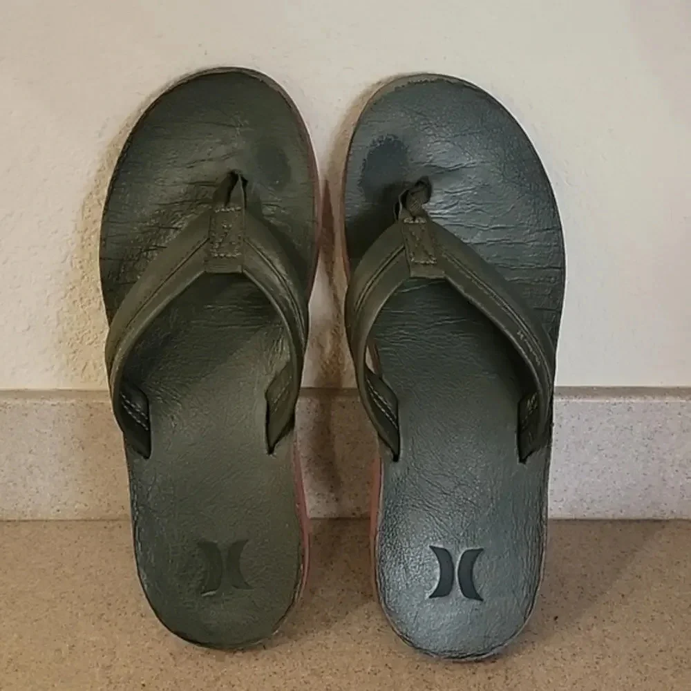 *MEN'S HURLEY LEATHER FLIP FLOPS SANDA)S (sz 7)‎